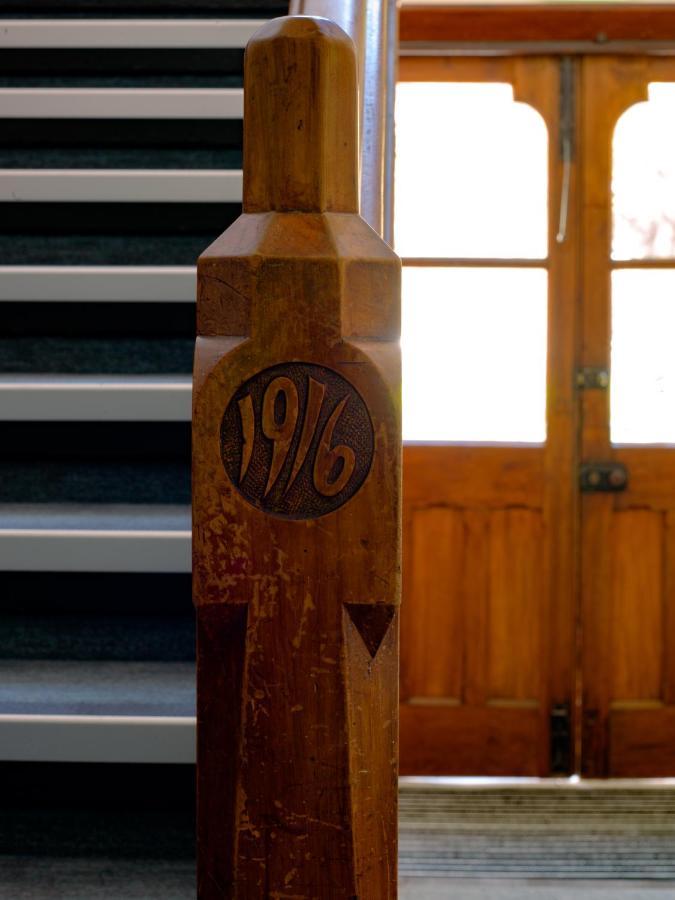 The Observatory Hotel Christchurch Ngoại thất bức ảnh 1916 carved into a pillar