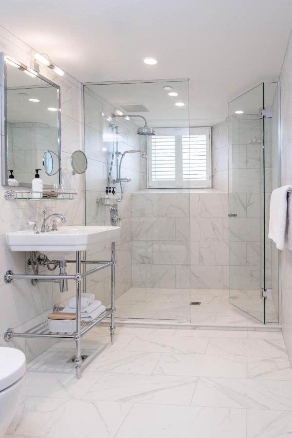 The Observatory Hotel Christchurch Ngoại thất bức ảnh A shower with a sliding door