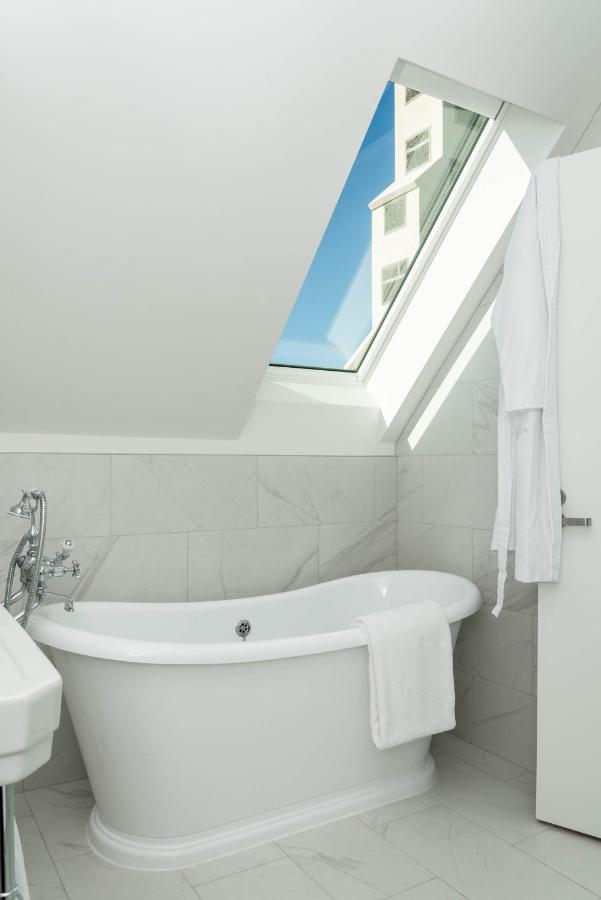The Observatory Hotel Christchurch Ngoại thất bức ảnh A fixed skylight in a bathroom